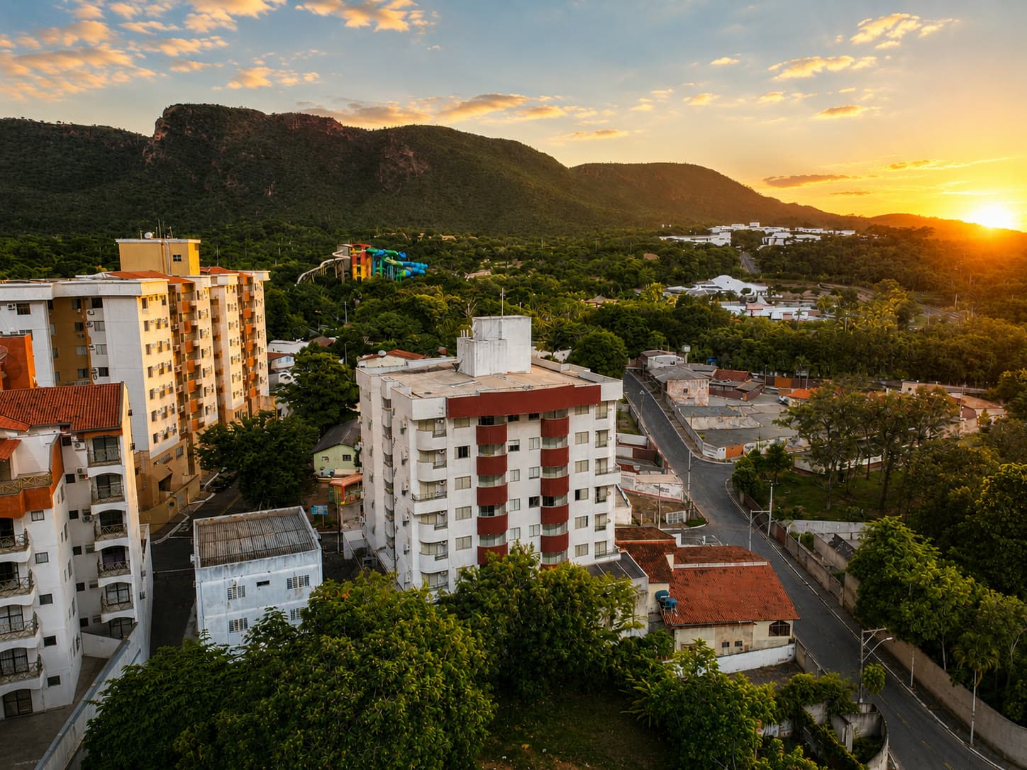 Vista aérea do Serra Madre Hotel ao pôr do sol, aos pés da Serra de Caldas em Rio Quente
